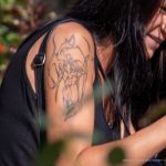 وشم مع بومة ثعلب وقطة على كتف الفتاة بخطوط - وشم شارع - 22/09/2020 - 4
