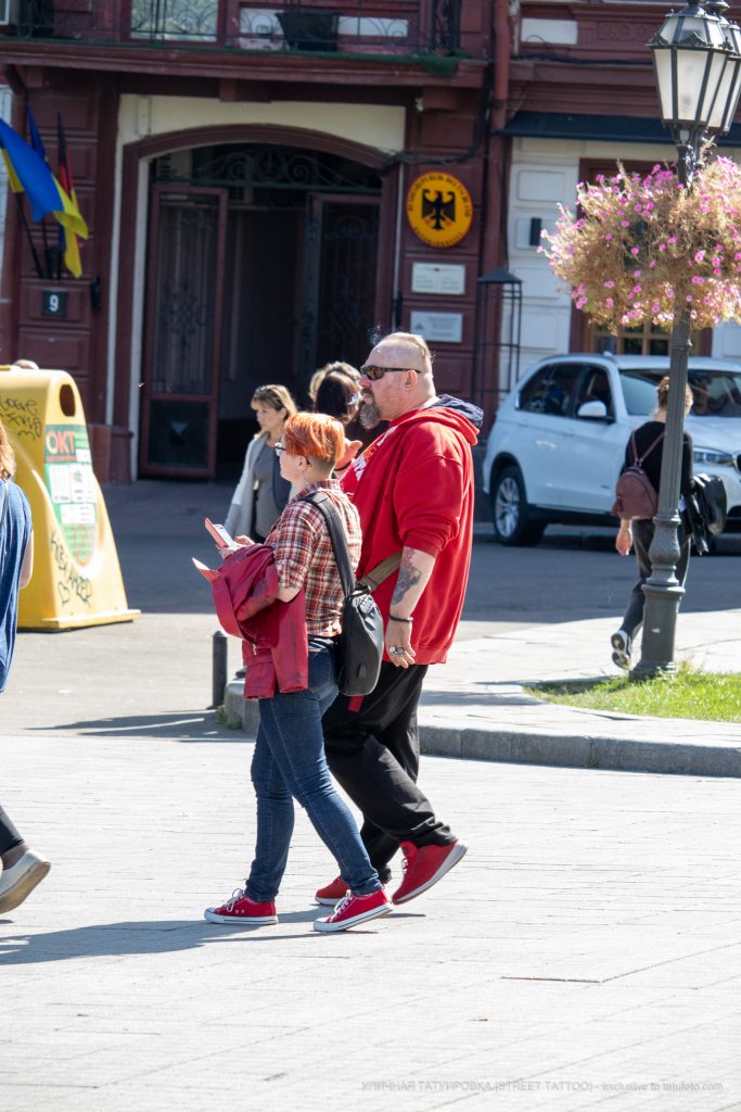 وشم راكب الدراجة النارية مع جمجمة على يد رجل ملون مع ناصية مثل القوزاق - وشم الشارع - 22.09.2020-1