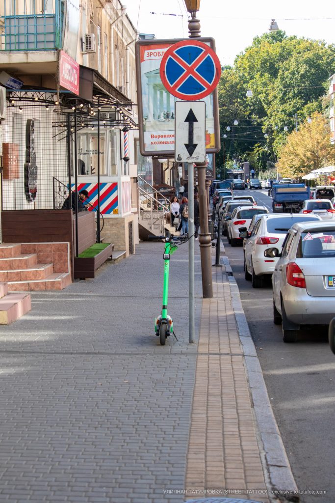 صورة لدراجة بخارية خضراء مركونة على الرصيف - وشم الشارع –22.09.2020-1