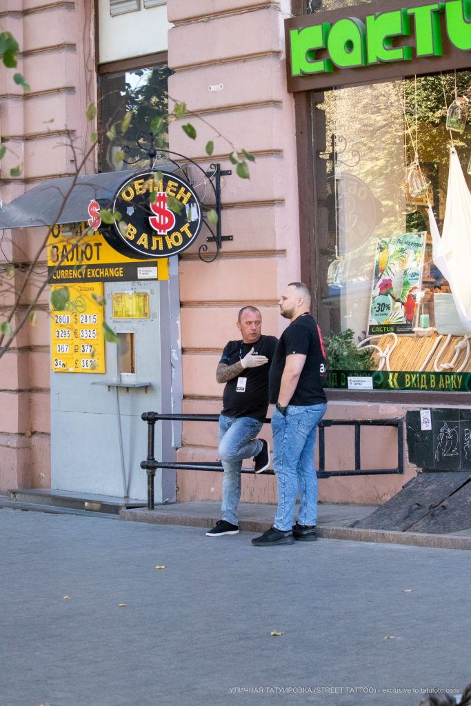 وشم الأكمام على الذراع اليمنى للتاجر في متجر ALLO - Street tattoo –22.09.2020– 1