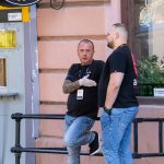 وشم الأكمام على الذراع اليمنى للتاجر في متجر ALLO - وشم الشارع –22.09.2020-2