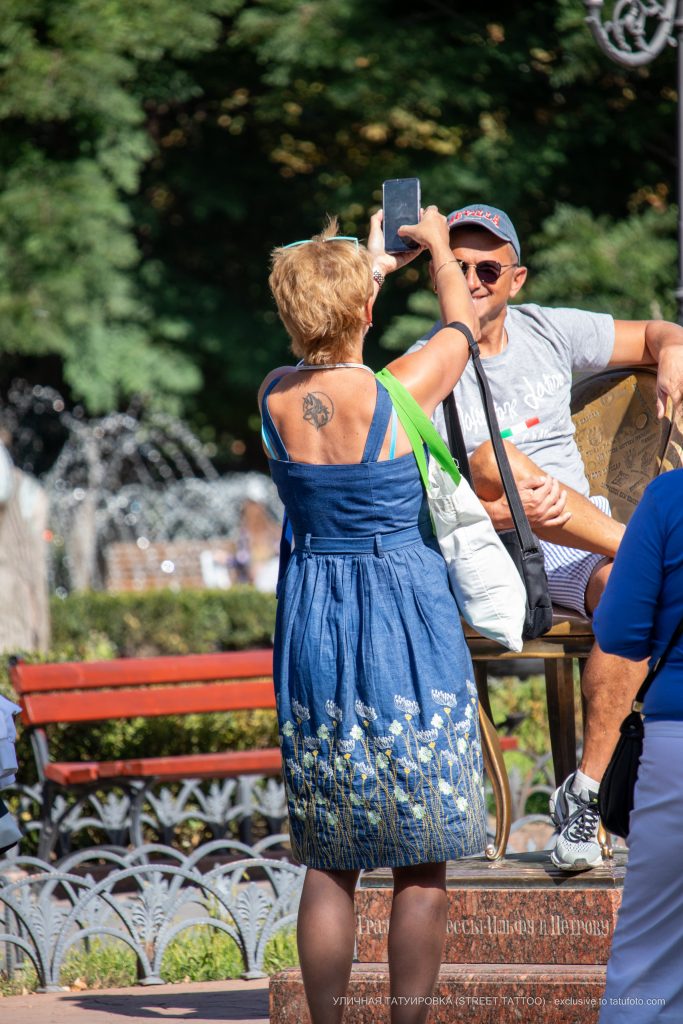 وشم ذئب في دائرة على ظهر امرأة - وشم شارع - 22/09/2020 - 1