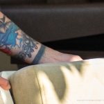 وشم قارب من الورق في الماء والزهور على يد الفتاة - وشم الشارع - 09/22 / 2020-7