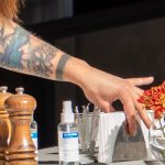 وشم قارب من الورق في الماء والزهور على يد الفتاة - وشم الشارع - 09/22 / 2020–34