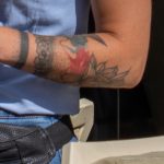 وشم قارب من الورق في الماء والزهور على يد الفتاة - وشم الشارع - 09/22 / 2020-9