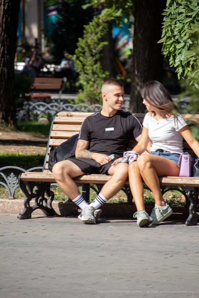 وشم بحزمة من النقود على ذراع شاب - وشم شارع –22.09.2020– 1