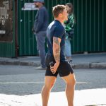 وشم الشريط مع الزهور على ذراع الرجل - وشم الشارع - 09/22/2020 - 1