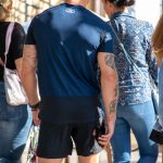 وشم الشريط مع الزهور على ذراع الرجل - وشم الشارع - 09/22/2020 - 13