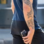 وشم الشريط مع الزهور على ذراع الرجل - وشم الشارع - 09/22/2020 - 3