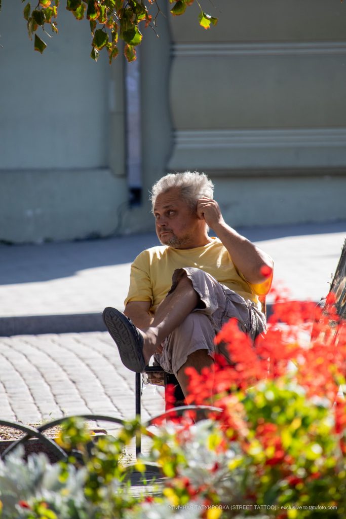 فنان شارع على Deribasovskaya ينتظر العميل - وشم الشارع –22.09.2020– 1