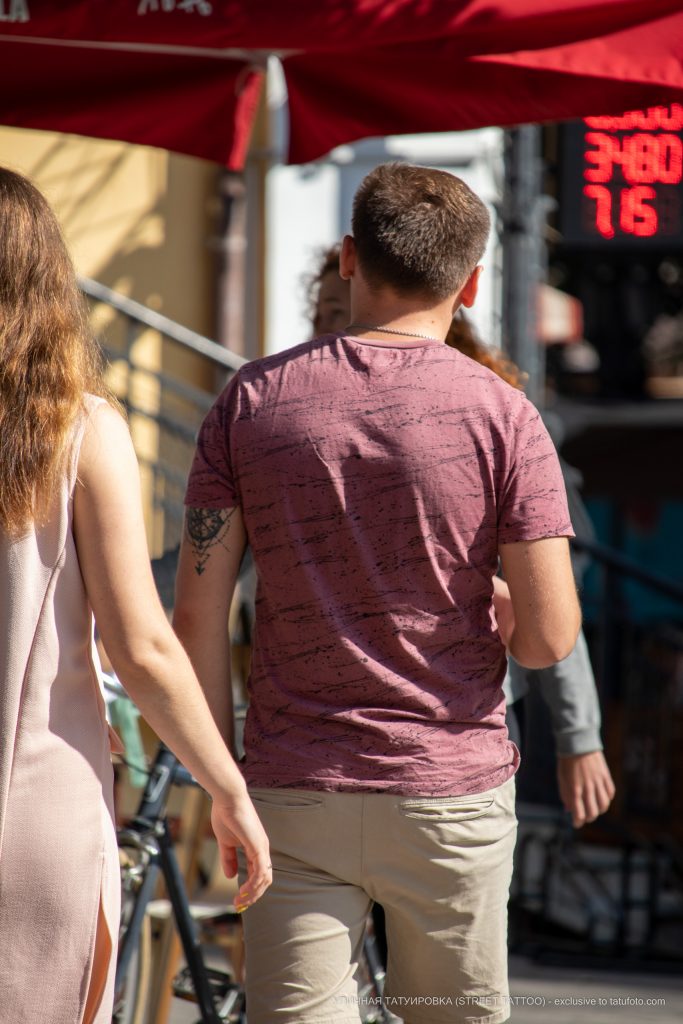 وشم البوصلة والمثلثات على ذراع الرجل - وشم الشارع - 22/09/2020 - 7