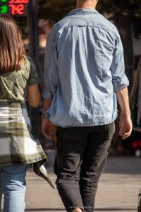 وشم نجمة يشبه صليب أسفل يد الرجل - وشم الشارع –22.09.2020-1