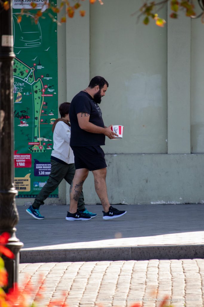 وشم كارتون توم وجيري على ساق الرجل - وشم الشارع - 22.09.2020-1