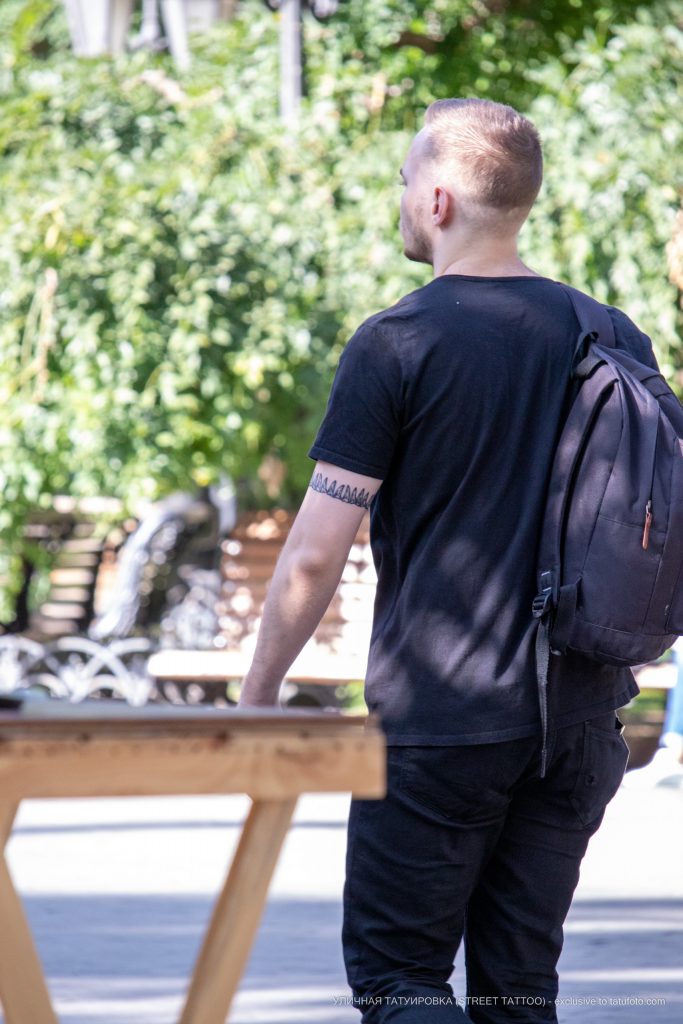 وشم سوار الأسنان على ذراع الرجل - وشم الشارع - 09/22 / 2020-1