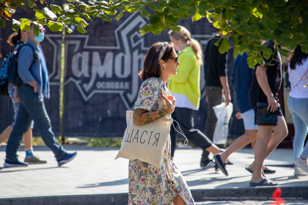 وشم ملون بأزهار بيضاء على يد الفتاة - وشم الشارع - 09/22 / 2020-1