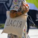 وشم ملون بأزهار بيضاء على يد الفتاة - وشم الشارع - 09/22 / 2020-2