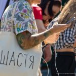 وشم ملون بأزهار بيضاء على يد الفتاة - وشم الشارع - 09/22/2020 - 9