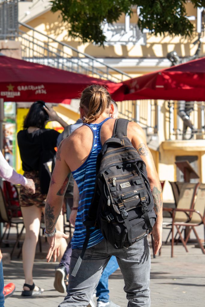 وشم على ذراعي رجل يرتدي قميصًا - وشم الشارع - 22/09/2020 - 1