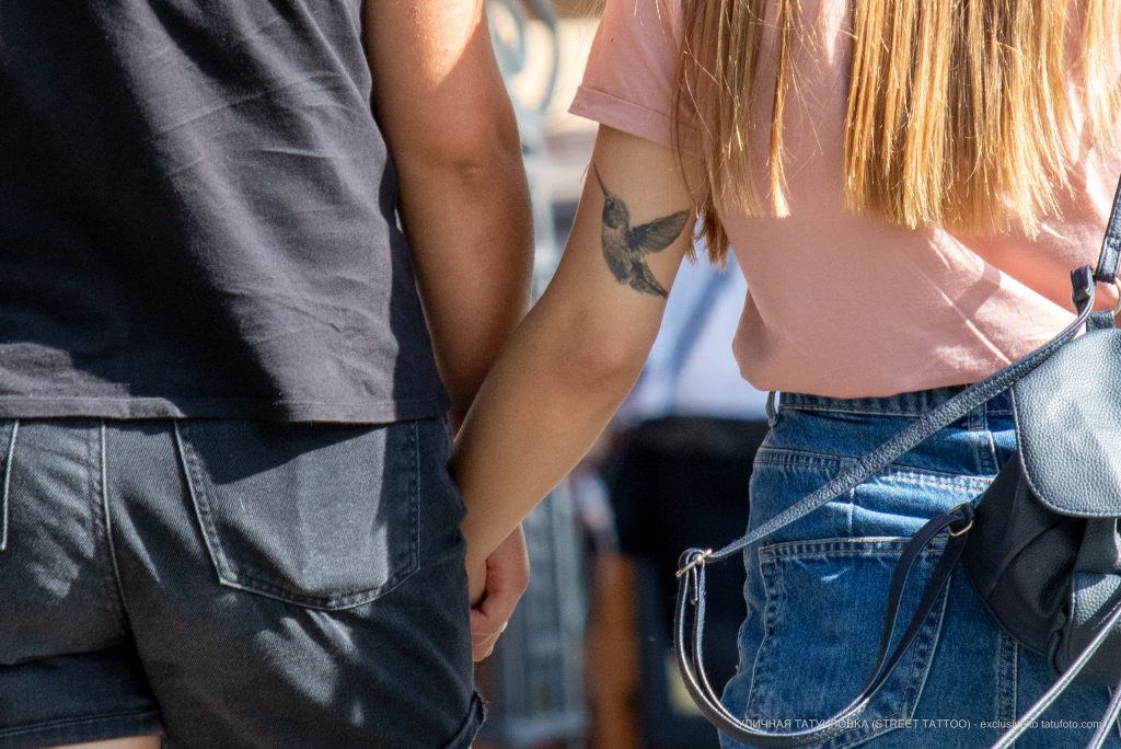 وشم الطائر الطنان على يد الفتاة - وشم الشارع - 09/22/2020 - 7