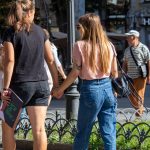 وشم الطائر الطنان على يد الفتاة - وشم الشارع - 09/22 / 2020-1