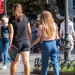 وشم الطائر الطنان على يد الفتاة - وشم الشارع - 09/22 / 2020-4