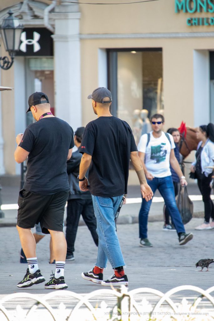 سوار وشم من المشارب على المعصم الأيمن لرجل - وشم الشارع –22.09.2020-3