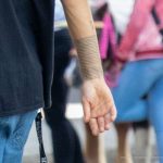 سوار وشم من المشارب على المعصم الأيمن للرجل - وشم الشارع - 22.09.2020-2