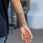 سوار وشم من المشارب على المعصم الأيمن للرجل - وشم الشارع –22.09.2020-4