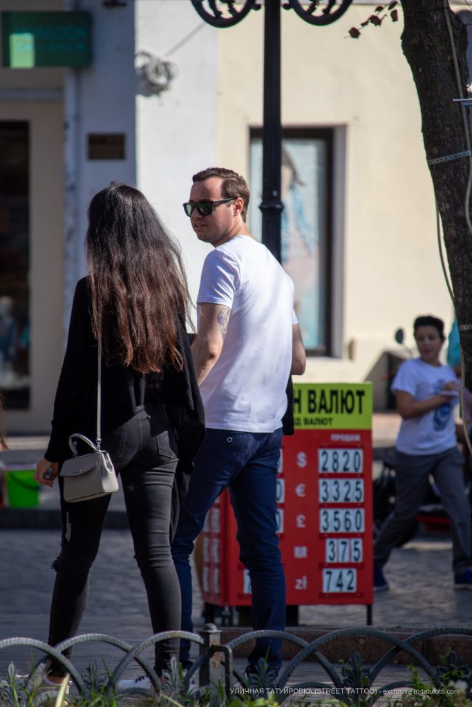 وشم الريش على العضلة ثلاثية الرؤوس للرجل - وشم الشارع - 09/22 / 2020-1