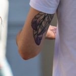 وشم الريش على العضلة ثلاثية الرؤوس للرجل - وشم الشارع - 09/22 / 2020-4