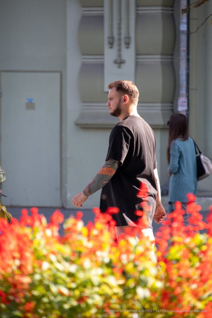 وشم كم شرقي ملون على الذراع اليسرى لرجل - وشم الشارع - 09/22 / 2020-6