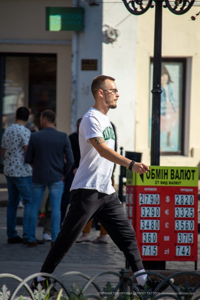 وشم العين والعظام على ذراع الرجل - وشم الشارع - 09/22 / 2020-3