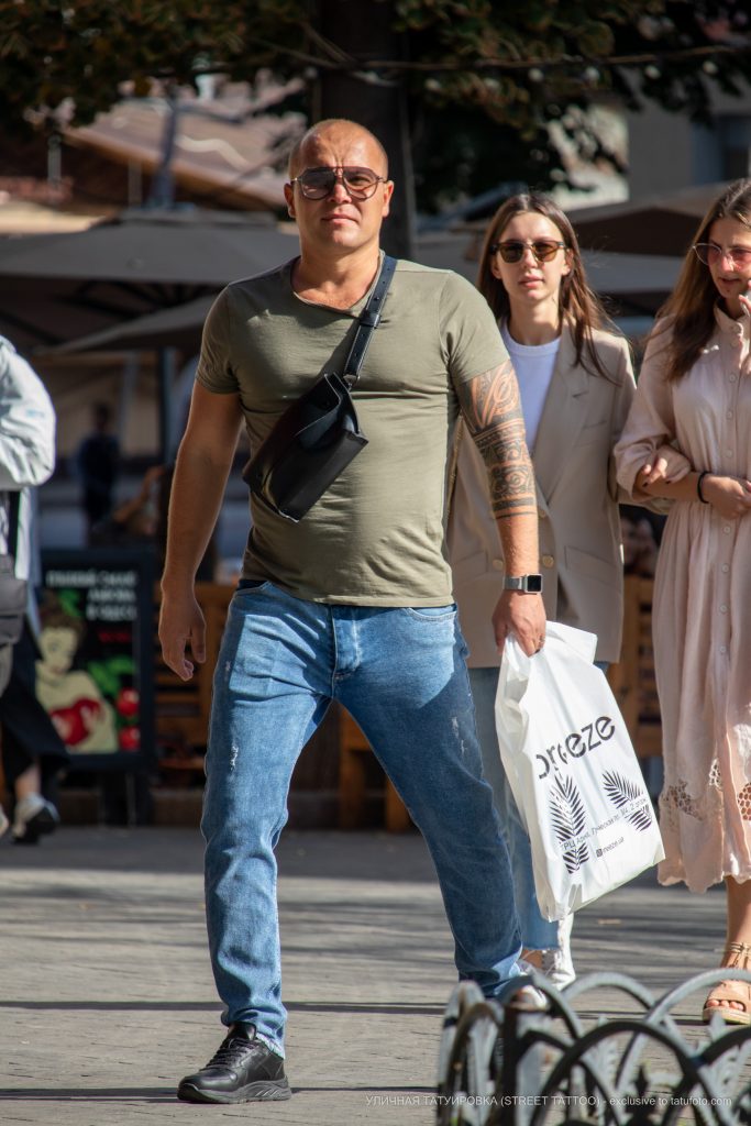 أنماط الماوري في وشم على الذراع اليسرى لرجل - وشم شارع - 22/09/2020 - 13