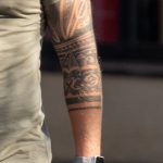 أنماط الماوري في وشم على الذراع اليسرى للرجل - وشم الشارع - 9/22 / 2020-4