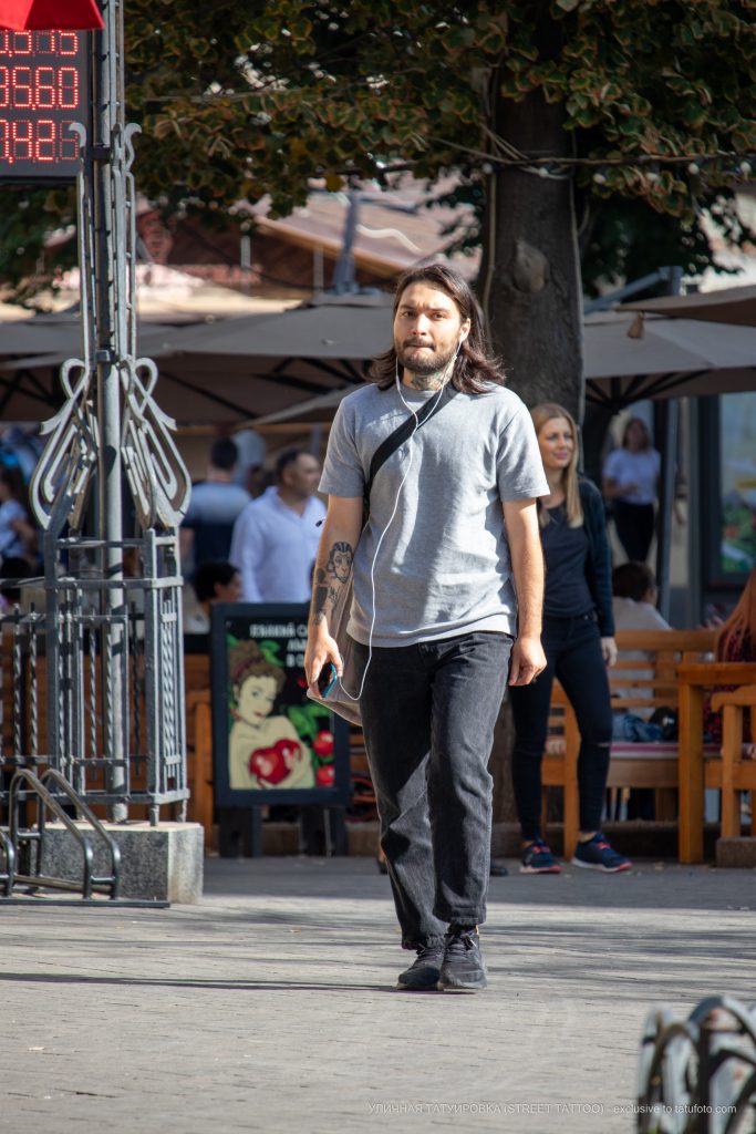 وشم وجه القرد على معصم الرجل - وشم الشارع - 2020/09/22 - 1