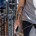 وشم وجه القرد على معصم الرجل - وشم الشارع - 09/22 / 2020-6