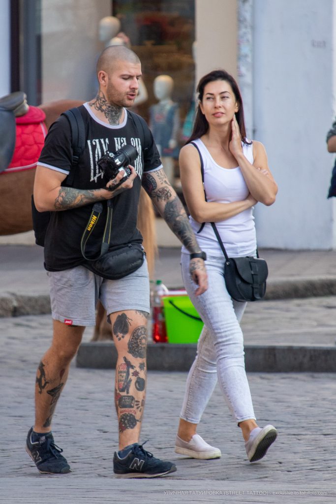 وشم القنبلة على التابوت والنقش على ساق الرجل - وشم الشارع - 2020/09/22 - 1