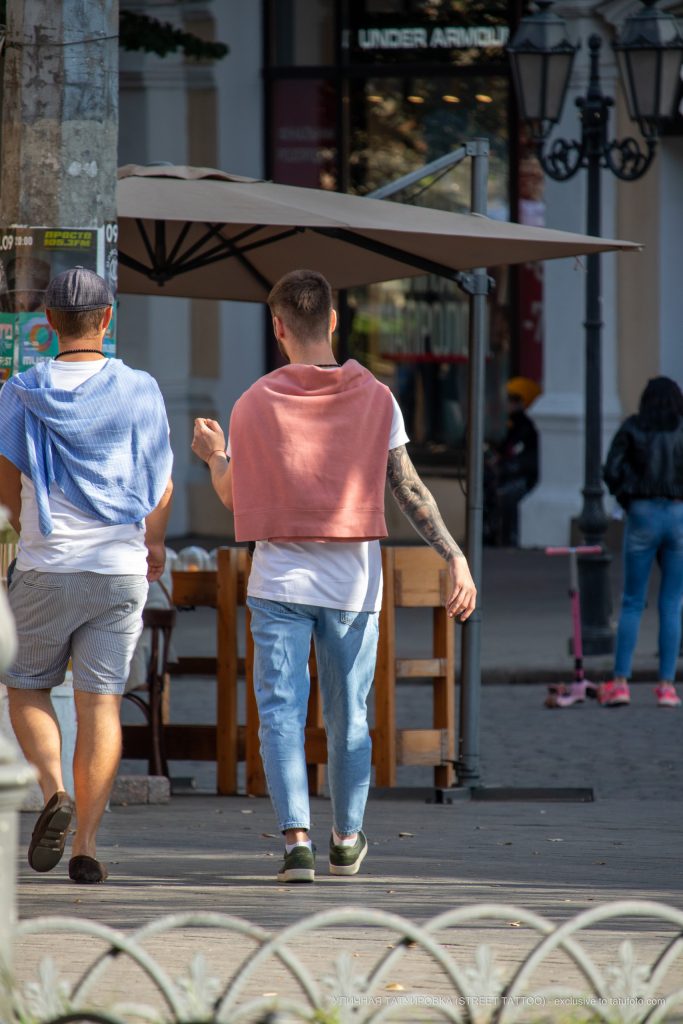 وجه الفتاة والوشم الوردي على ذراع الرجل الأيمن - وشم الشارع - 9/22 / 2020-8