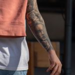 وشم وجه فتاة وورود على ذراع الرجل الأيمن - وشم الشارع - 9/22 / 2020-7