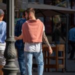 وجه الفتاة والوشم الوردي على ذراع الرجل الأيمن - وشم الشارع - 9/22 / 2020-1