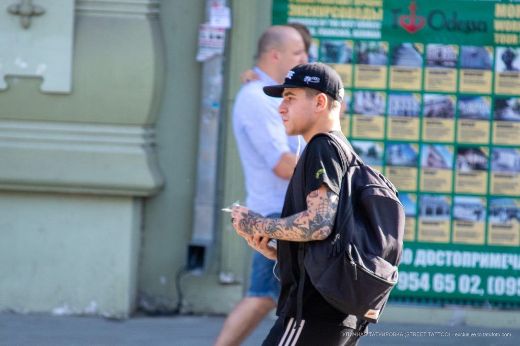 وشم العنكبوت والعثة يبتلعان ذراع الرجل - وشم الشارع - 22/09/2020 - 9