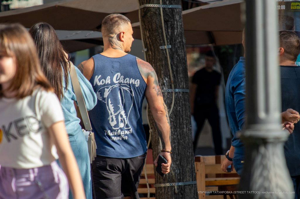 وشم الحمامة على الرقبة والريش على كتف الرجل - وشم الشارع - 22/09/2020 - 3