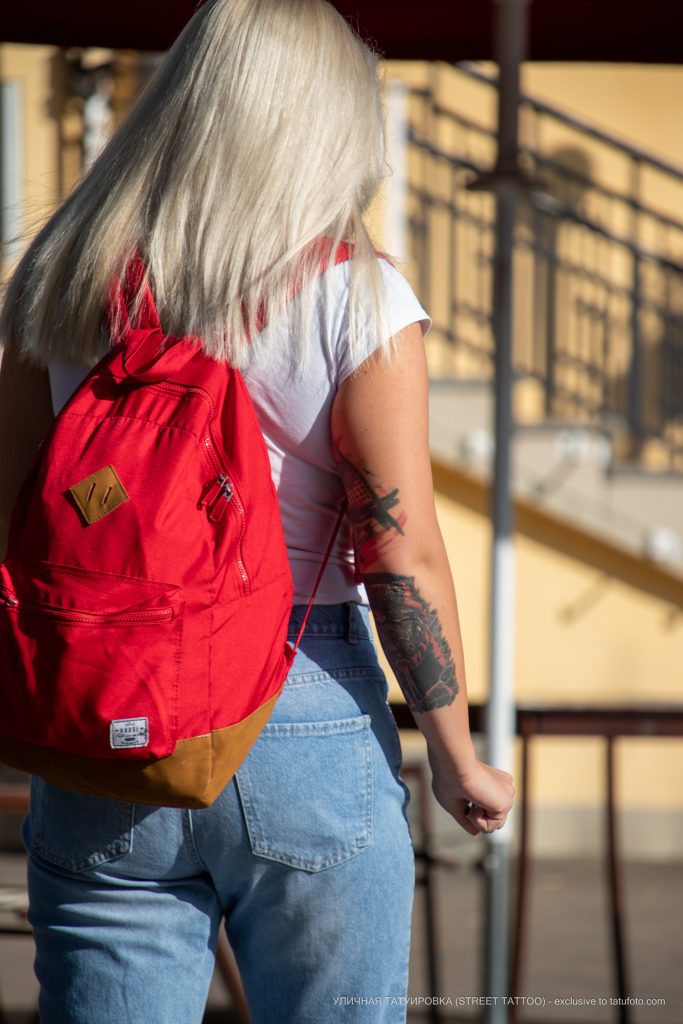 وشم الثعبان الأسود والأحمر على ذراع الفتاة - وشم الشارع - 09/22 / 2020-1