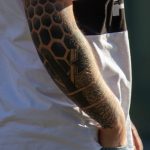 مثلث الجمجمة وشم العين على ذراع الرجل - وشم الشارع - 09/22 / 2020-7