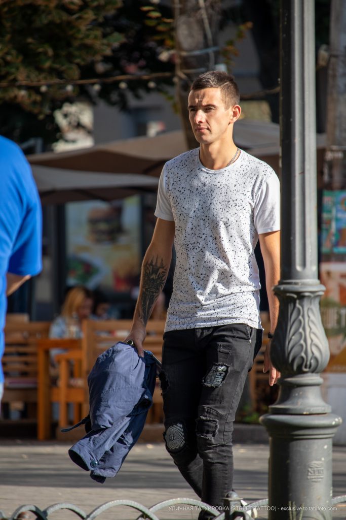 وشم محارب بسيف في يديه على يد رجل - وشم الشارع - 09/22 / 2020-1