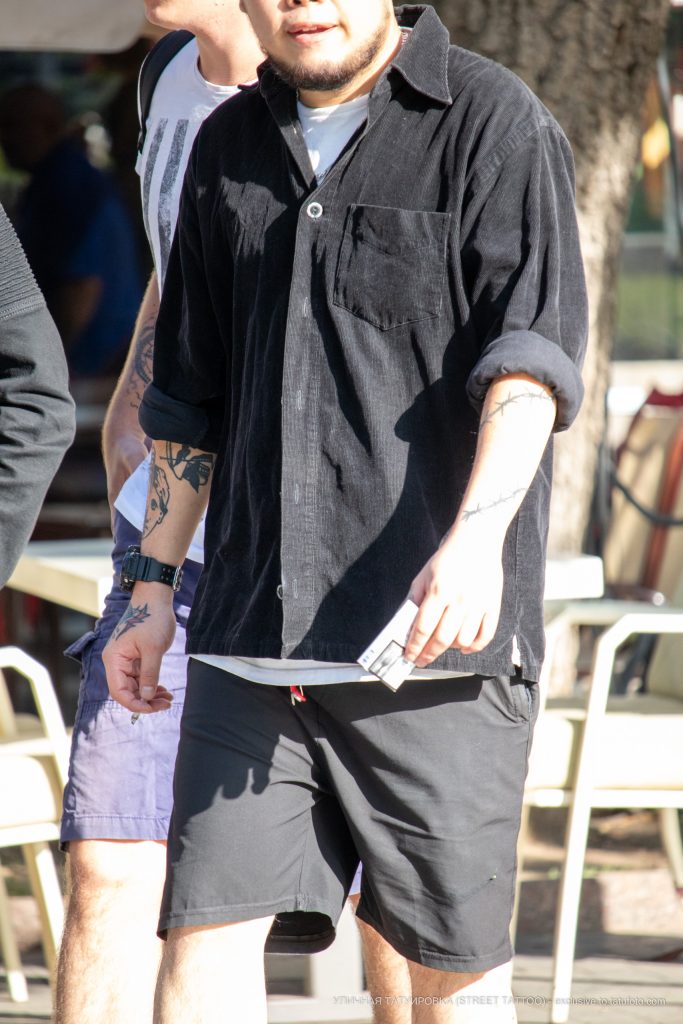 وشم الأسلاك الشائكة على ذراع الرجل - وشم الشارع - 09/22 / 2020-1