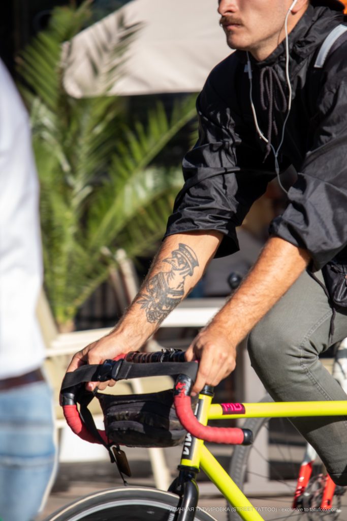 وشم طبيب الطاعون على الذراع اليمنى للرجل - وشم الشارع - 9/22 / 2020-1