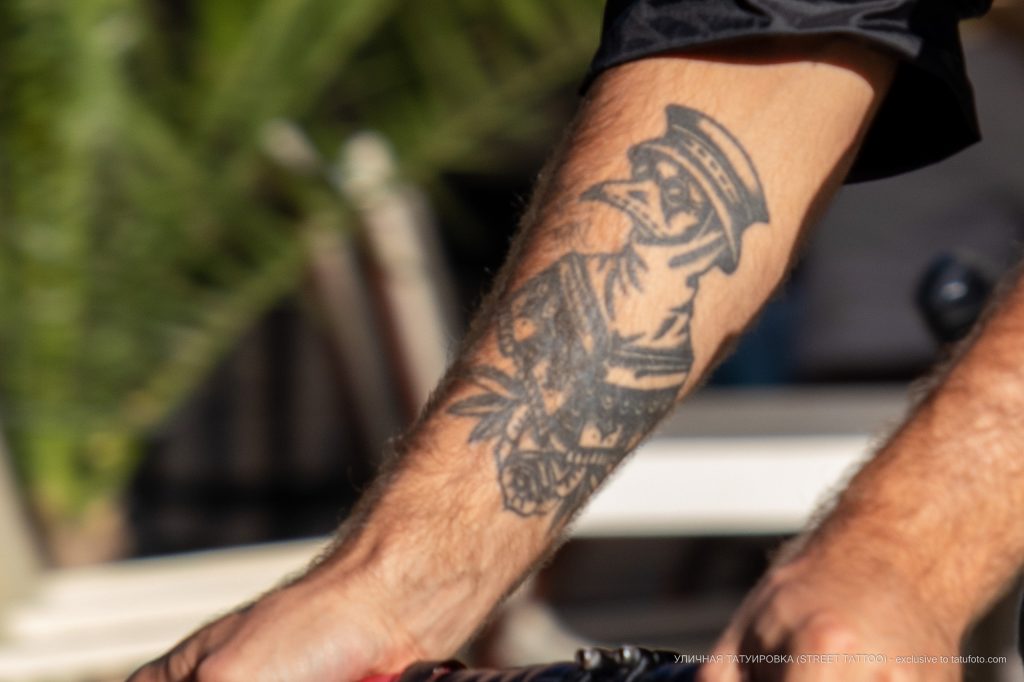 وشم طبيب الطاعون على الذراع اليمنى للرجل - وشم الشارع - 9/22 / 2020-2