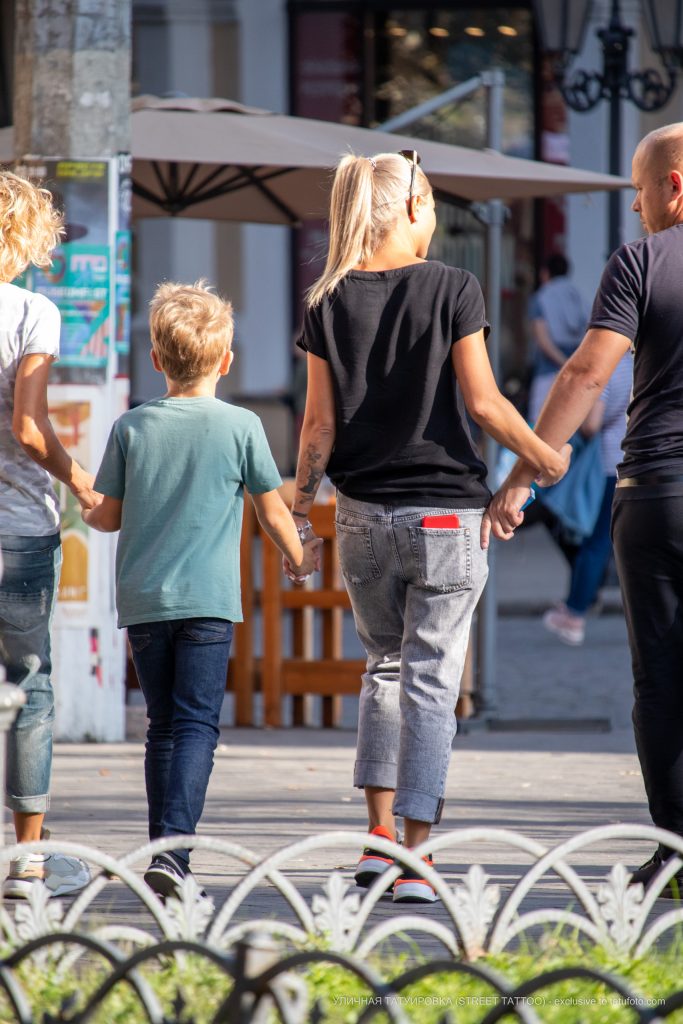 سوار مزين بالورود على يد الفتاة اليسرى - وشم الشارع - 09/22 / 2020-4