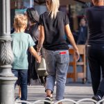 سوار مزين بالورود على يد الفتاة اليسرى - وشم الشارع - 09/22 / 2020-1